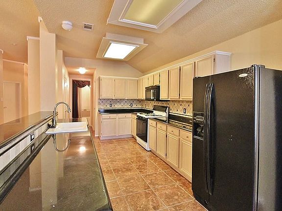 5th image of 1029 Essex Dr