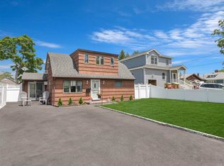 55 Pine Blvd, Patchogue, NY 11772