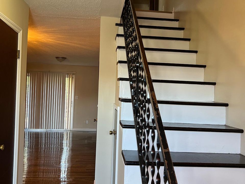 Front door view, living &dinning Room Combo