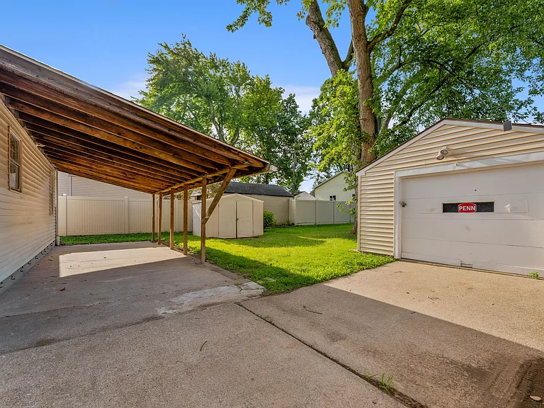 1539 Weston Ave — Photo 4