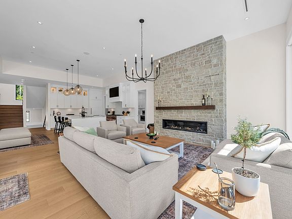 5th image of 372 Moyne Dr