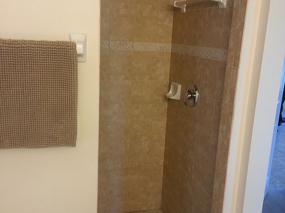 3rd image of 927 SW 34th Ter