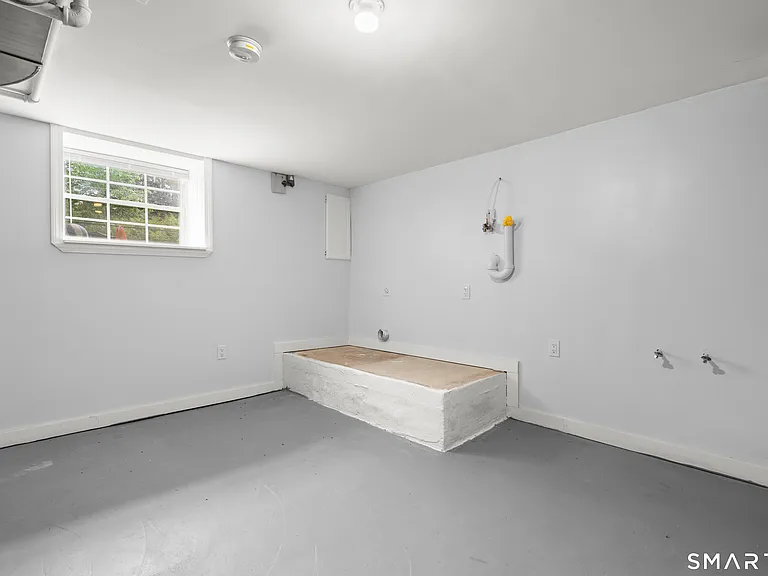 399 Hawthorne Ave — Photo 32