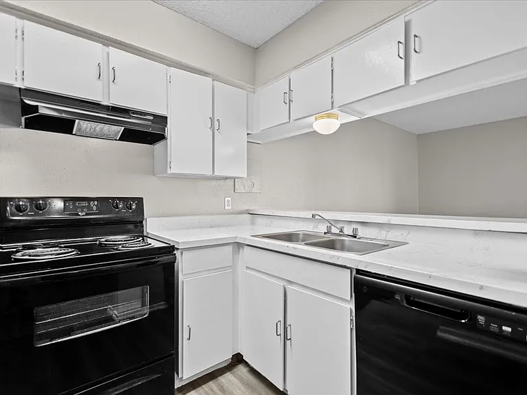 Broadway Reserve Apartments A Fresh, Revitalized Home in Tyler, TX — Photo 5