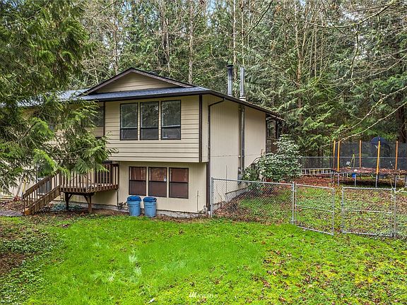 Fully fenced in back yard. Lots of lush green grass in the front of the house.  What will you do with so much space? Garden, birdwatching, water balloon battles?