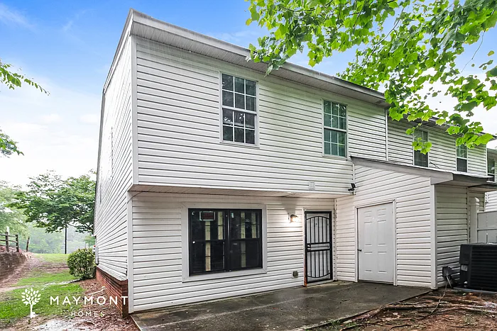 2 bed, 1.5 bath, 1240 sqft, $1,495 — Photo 2