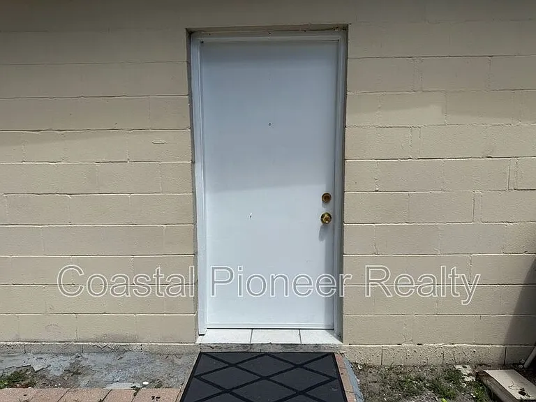 2106 N Himes Ave #4 — Photo 8