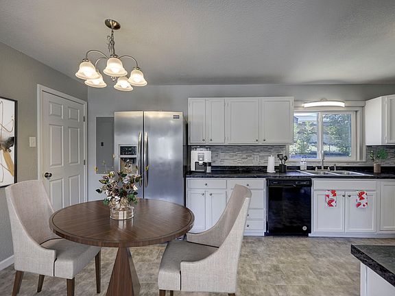 Totally updated Dining/ Kitchen Combo, and tons of cabinet space