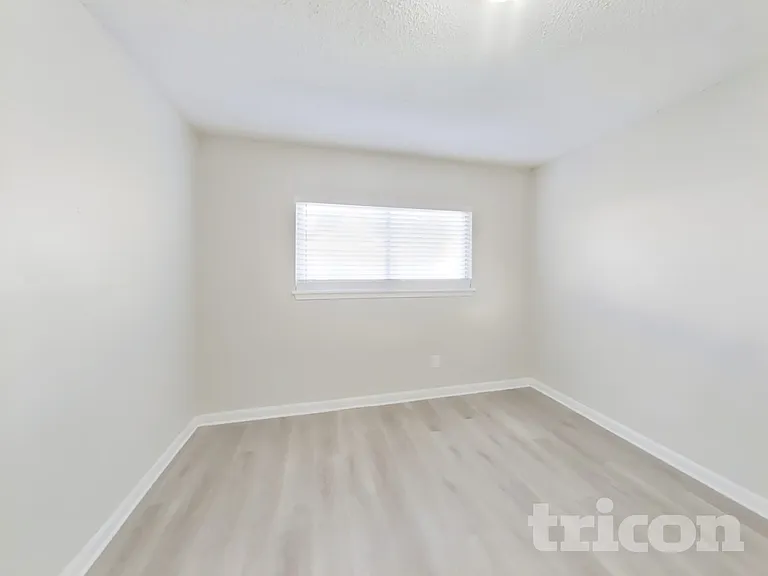623 Walston Ln — Photo 13