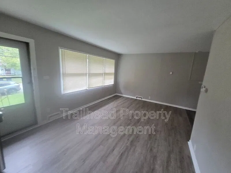 4 bed, 1.0 bath, 1176 sqft, $1,399 — Photo 2