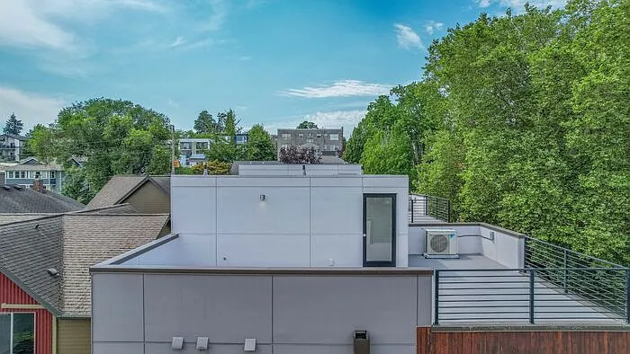 2409 E Thomas St — Photo 31