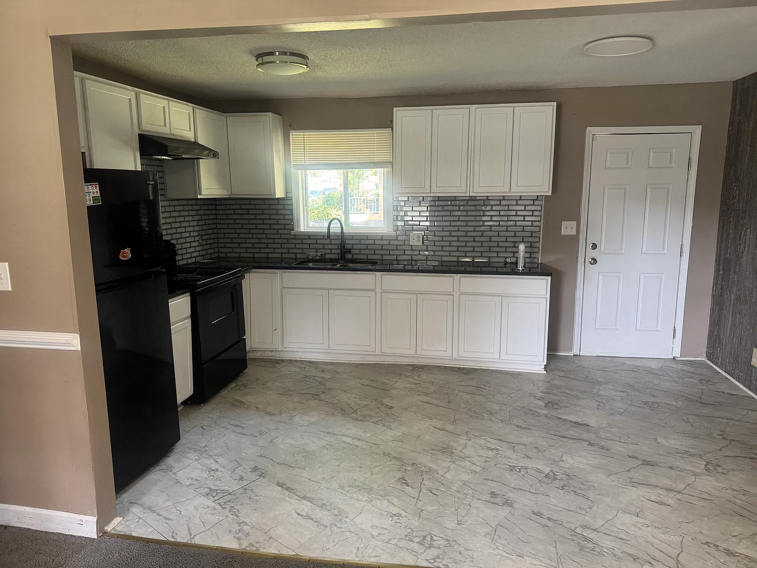 2 bed, 1025 sqft, $1,300 — Photo 4