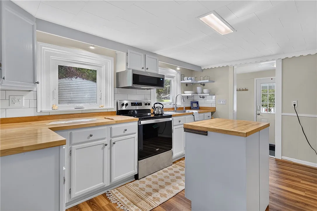 3 bed, 1.0 bath, 1859 sqft, $2,350 — Photo 4