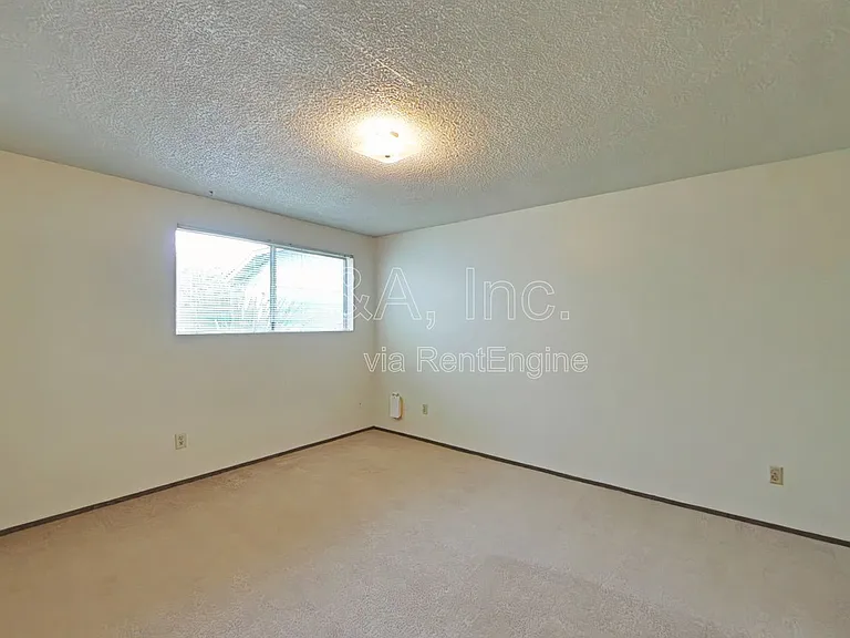 327 NW 12th St — Photo 6