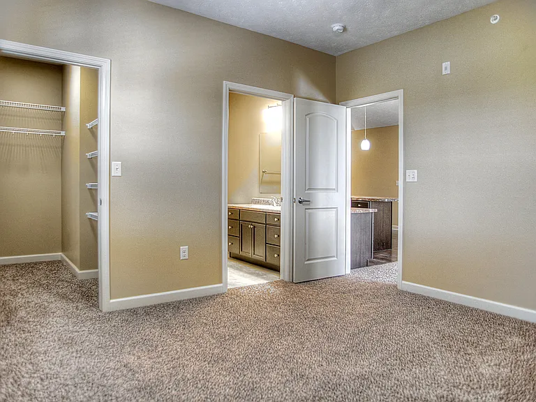 Summit Falls Apartments & Townhomes — Photo 20