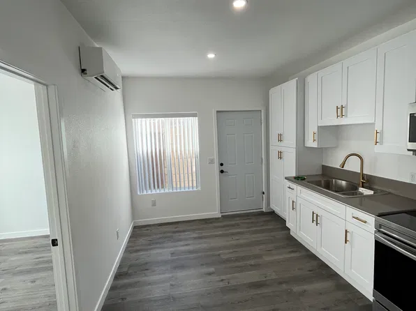 2157 Willowbrook Ave #B, Palmdale, CA 93551