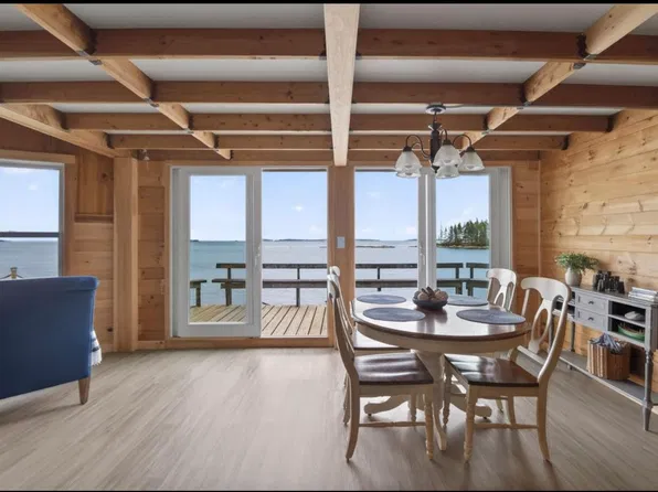 27 Cottage Ln, Rockport, ME 04858