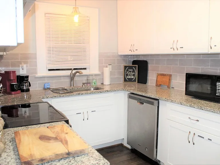 1302 Clermont Ave — Photo 6