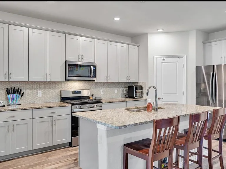 1425 Rolling Fox Dr — Photo 2