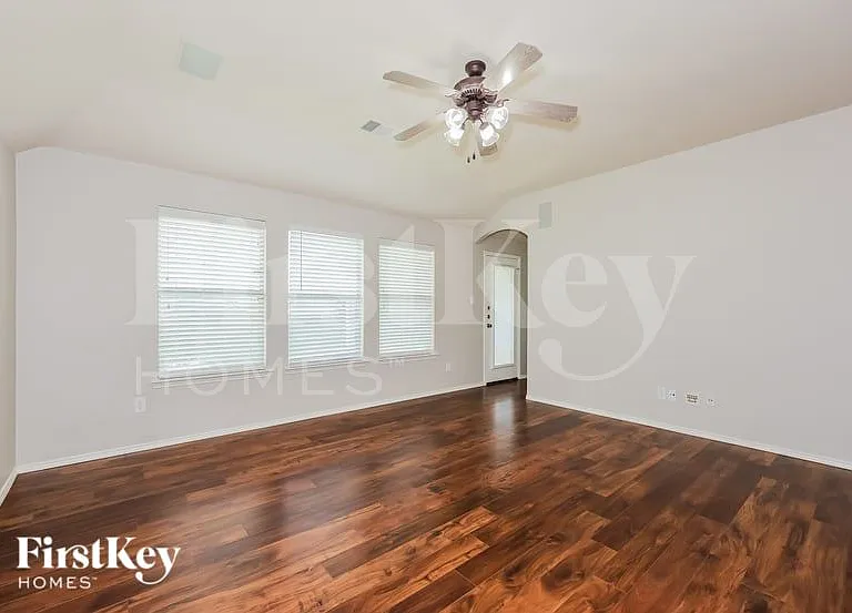 8028 Plateau Dr — Photo 2