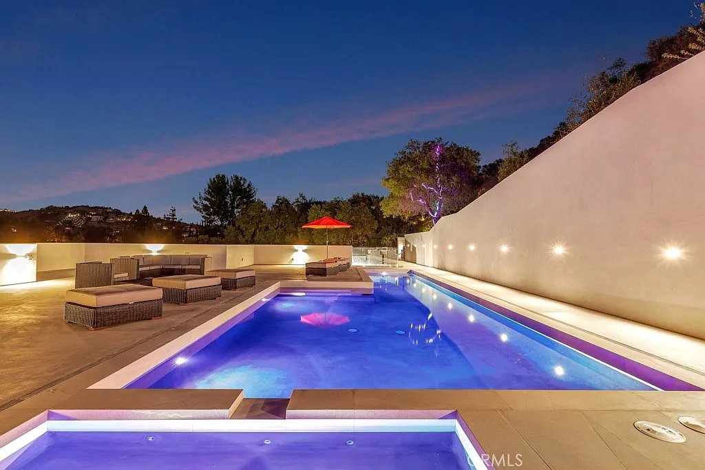 6 bed, 6.5 bath, 6300 sqft, $29,500 — Photo 1