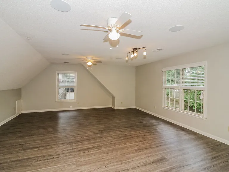 405 Locust Grove Dr — Photo 14