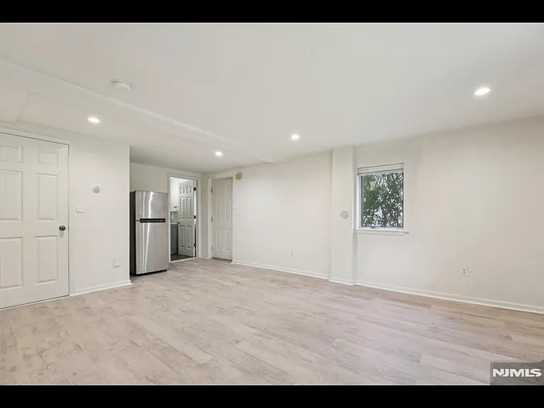1670 Maple St — Photo 3