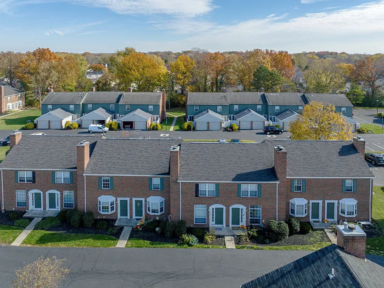 Heathermoor and Bedford Commons Apartments — Photo 26