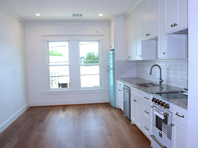1836 Cortlandt St — Photo 3