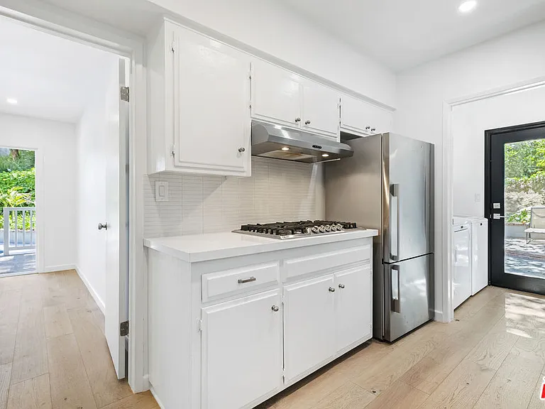 3101 N Beachwood Dr — Photo 12
