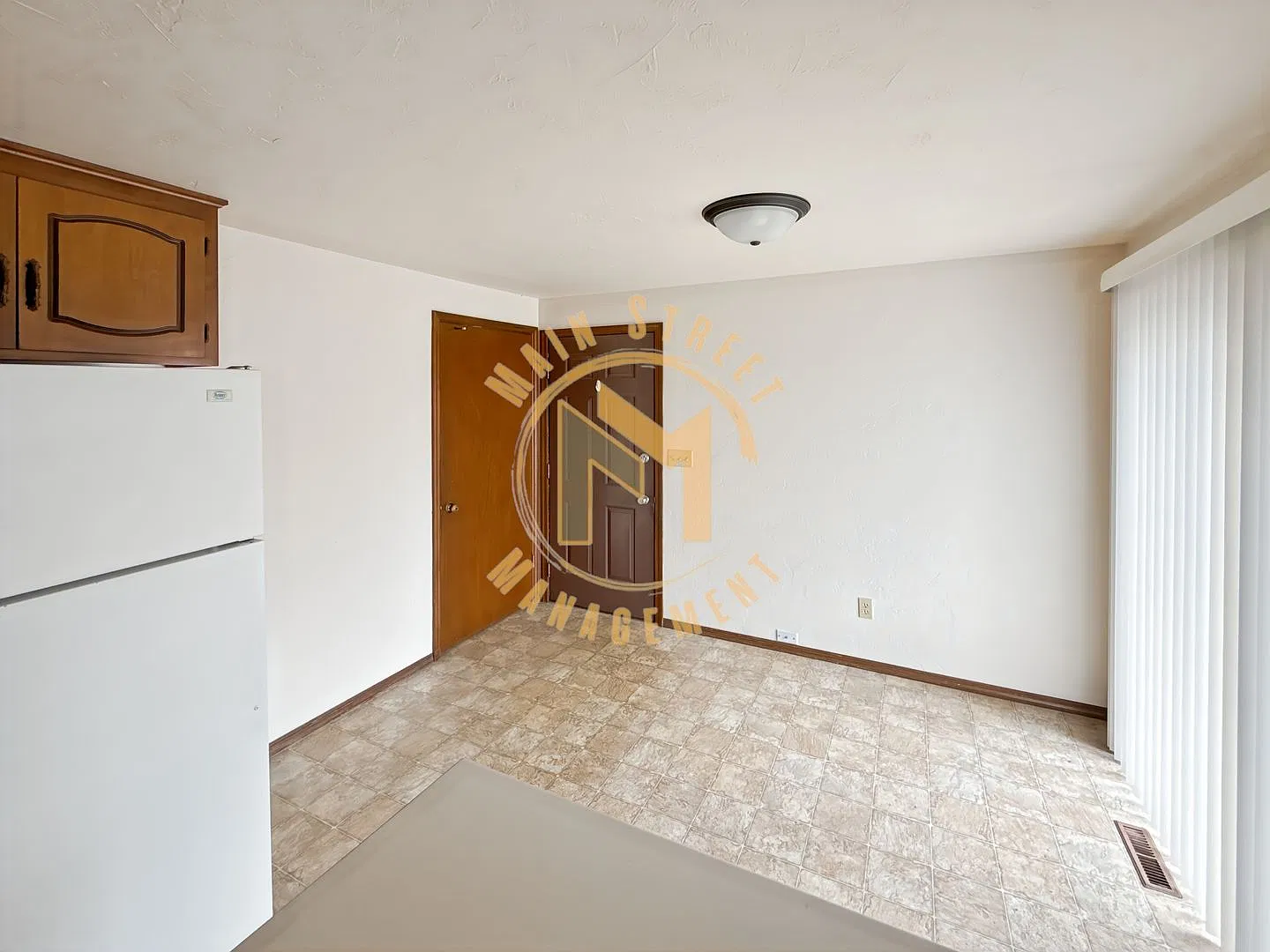 2-Bedroom Duplex in Green Bay Spacious Yard & Garage! — Photo 3
