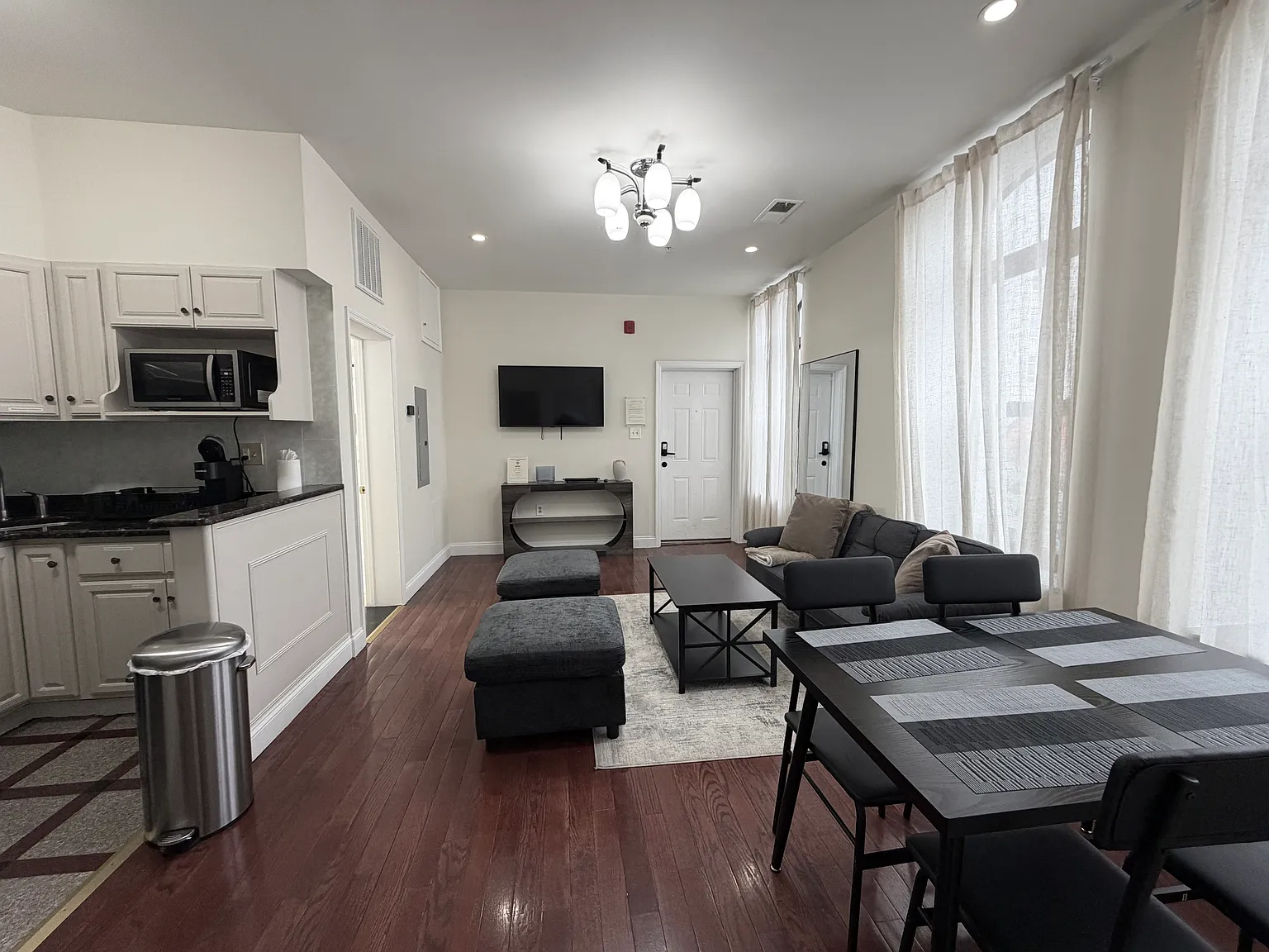 2 bed, 700 sqft, $1,750 — Photo 2