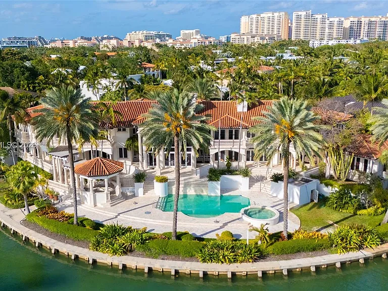 260 Cape Florida Dr — Photo 1