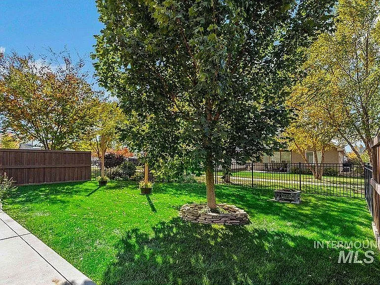273 W Valentino St — Photo 5