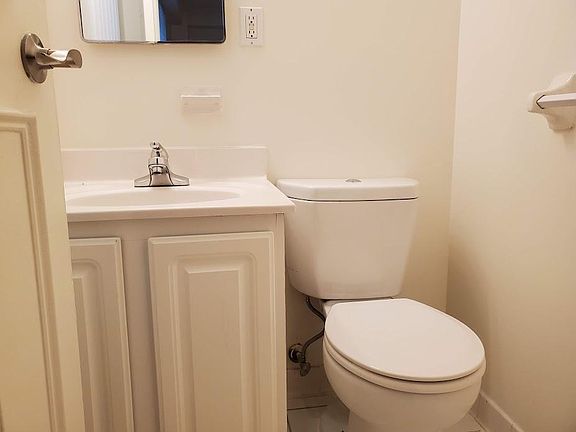 4th image of 69 Thatcher St #21