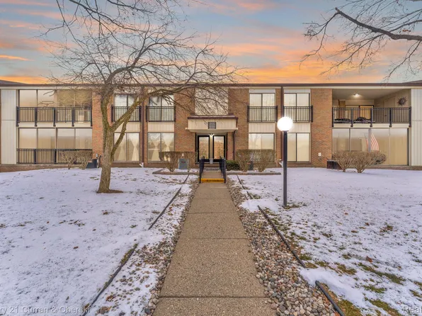 18281 University Park Dr, Livonia, MI 48152