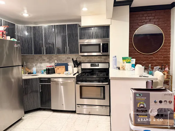 410 W 22nd St APT 1F, New York, NY 10011