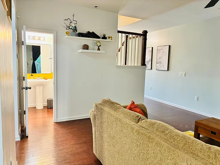 210 Lynchwick Ln — Photo 3