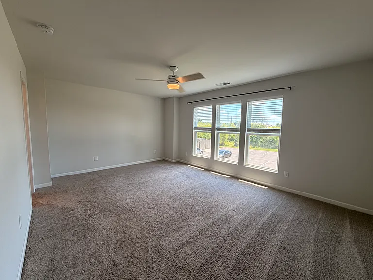 Primary bedroom (1/2)