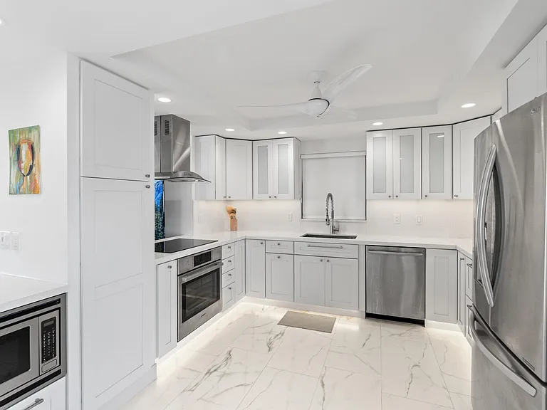 121 Golden Isles Dr #Penthouse 1 — Photo 32