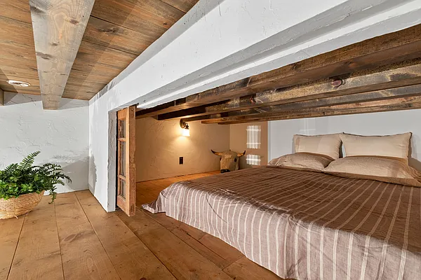 Sold by Compass | media 26