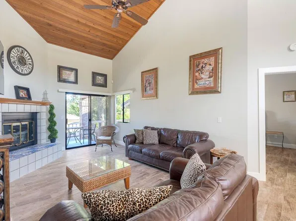 8559 Circle R Valley Ln, Escondido, CA 92026