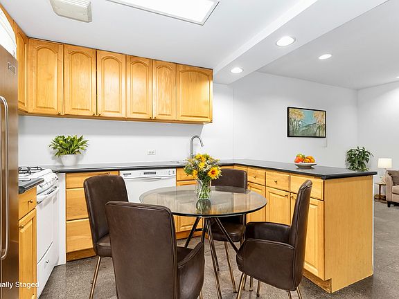 2nd image of 25 Avenue C #G