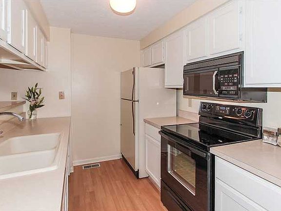 3rd image of 7983 Glen View Dr