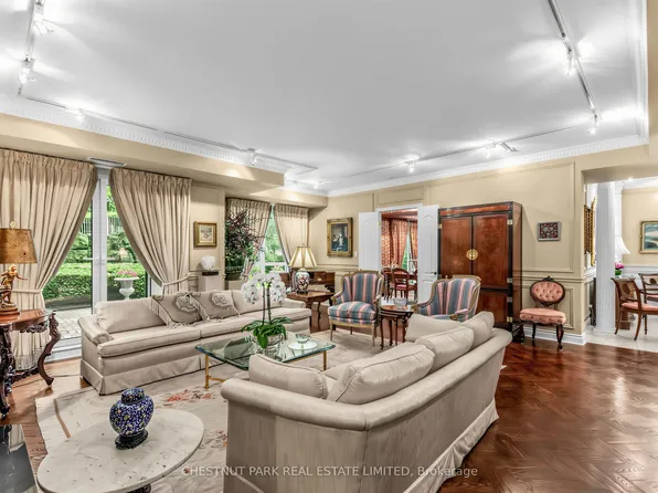 11 William Carson Cres #102, Toronto, ON M2P 2G1