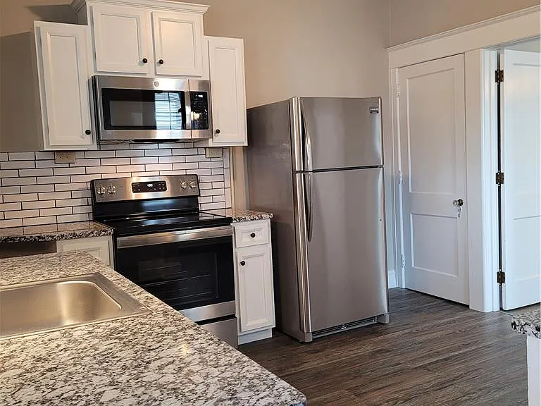 73 W Greenwich St — Photo 11