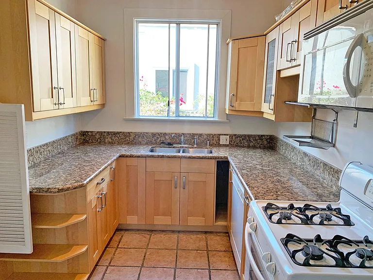 845 N Citrus Ave — Photo 7