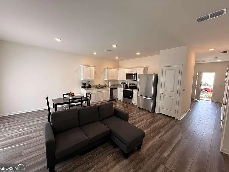 105 Thetford Way — Photo 2