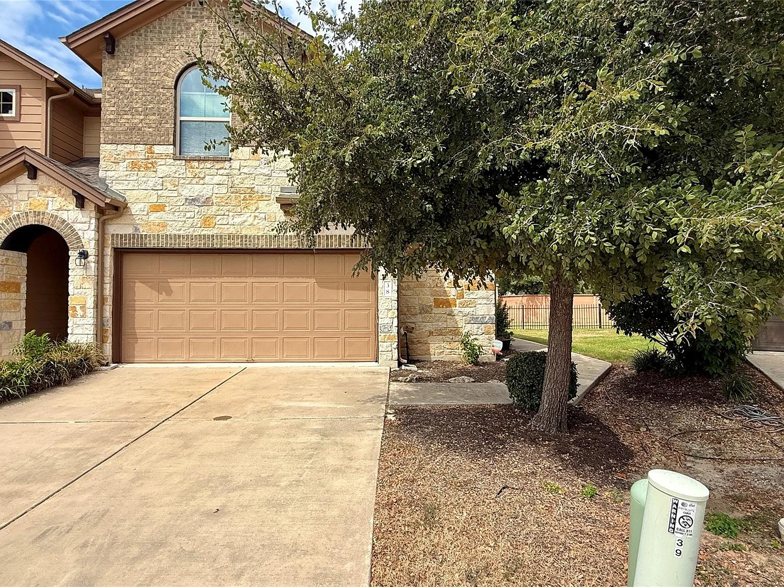 3 bed, 2.5 bath, 1600 sqft, $1,895 — Photo 2