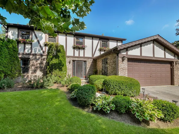 229 N Whispering Hills Dr, Naperville, IL 60540